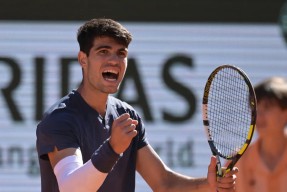 爱游戏体育-摔跤杯赛焦点战：荆楚迅豹队鏖战皖南巨龙队，新星闪耀。高压逼抢成功的简单介绍