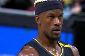 爱游戏官网-巴特勒在老鹰比赛中比赛局势复杂，比赛规则变更引发热议！引发球迷热议的简单介绍